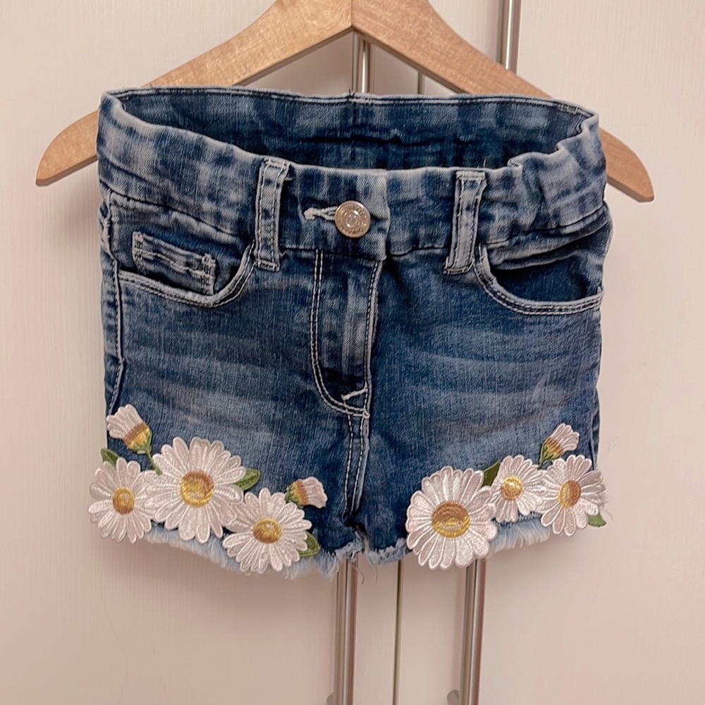 Monnalisa 5t shorts with sunflower embroidery
